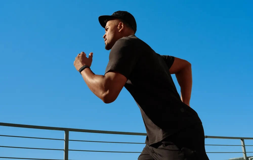 Sin embargo, Google acaba de dar un golpe sobre la mesa con el lanzamiento de la Google Fitbit Air, una pulsera de actividad sin pantalla y ultraligera que llega para cambiar las reglas del juego en el seguimiento de nuestra salud y recuperación.