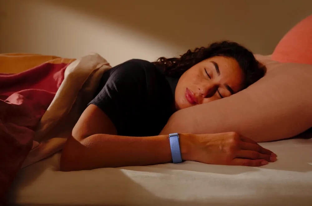 Sin embargo, Google acaba de dar un golpe sobre la mesa con el lanzamiento de la Google Fitbit Air, una pulsera de actividad sin pantalla y ultraligera que llega para cambiar las reglas del juego en el seguimiento de nuestra salud y recuperación.